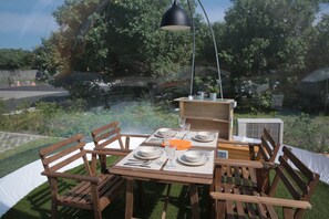 Free daily on-the-go breakfast 