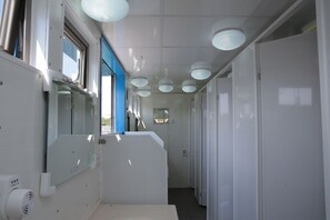 Douche, sèche-cheveux, chaussons, serviettes fournies