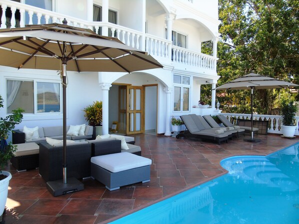 Außenpool, Sonnenschirme, Liegestühle