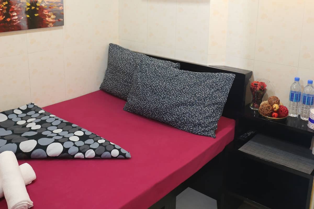 Premium bedding, in-room safe, desk, soundproofing