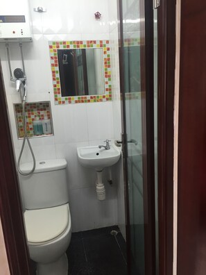 Shower, free toiletries, hair dryer, slippers - Park Inn (Kowloon)