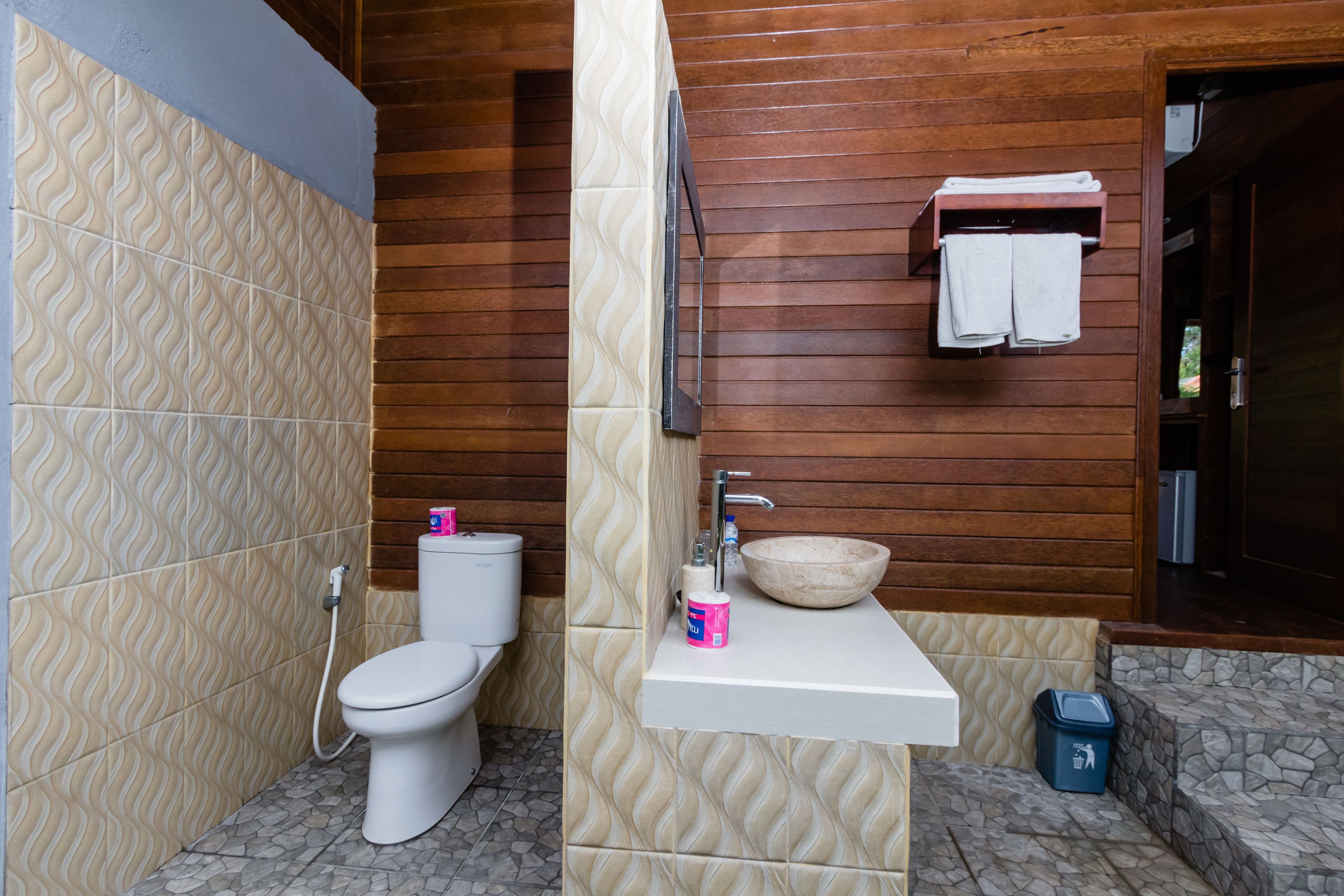 shower, rainfall showerhead, free toiletries, bidet