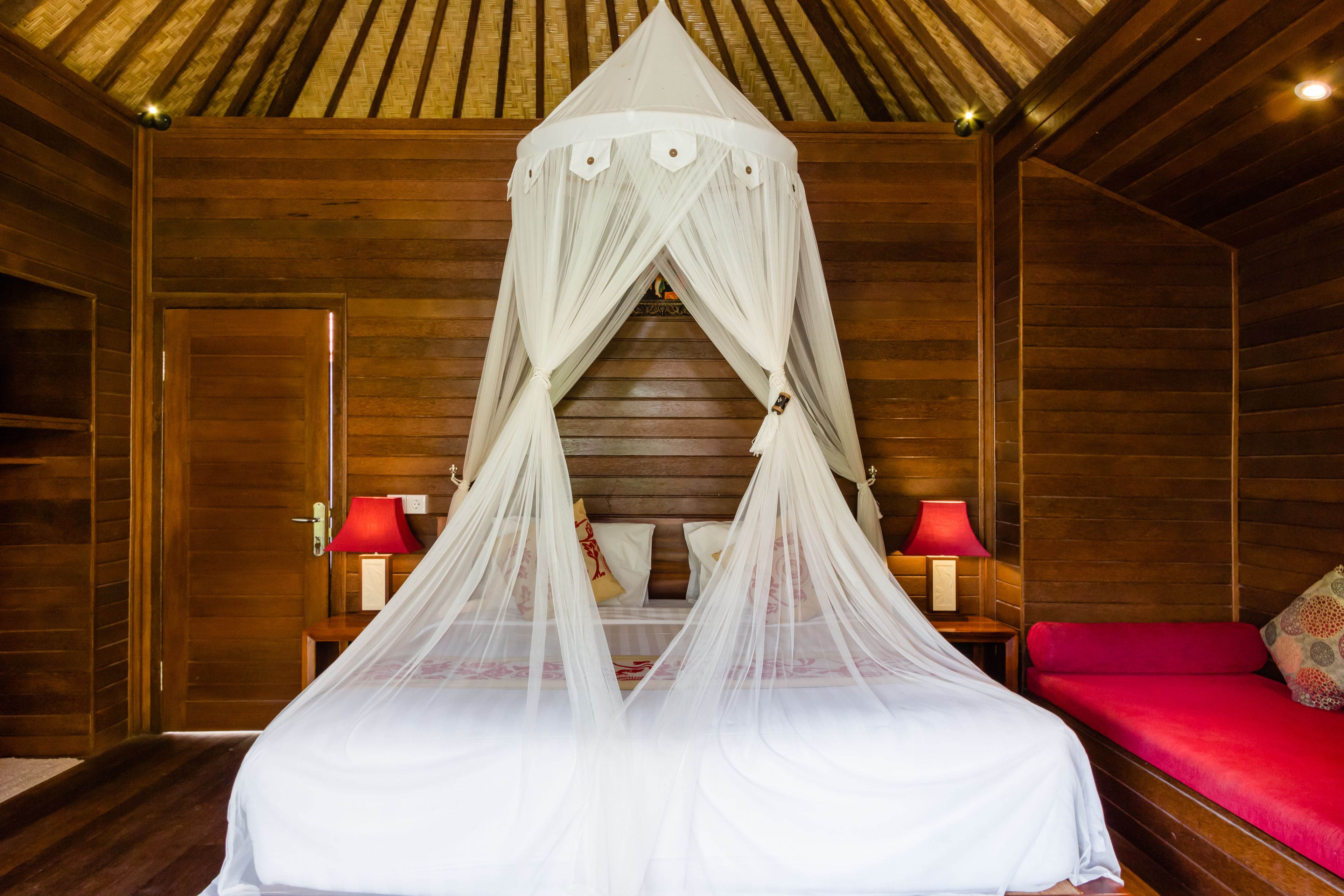 deluxe cottages garden view room | premium bedding, minibar, in-room safe, desk