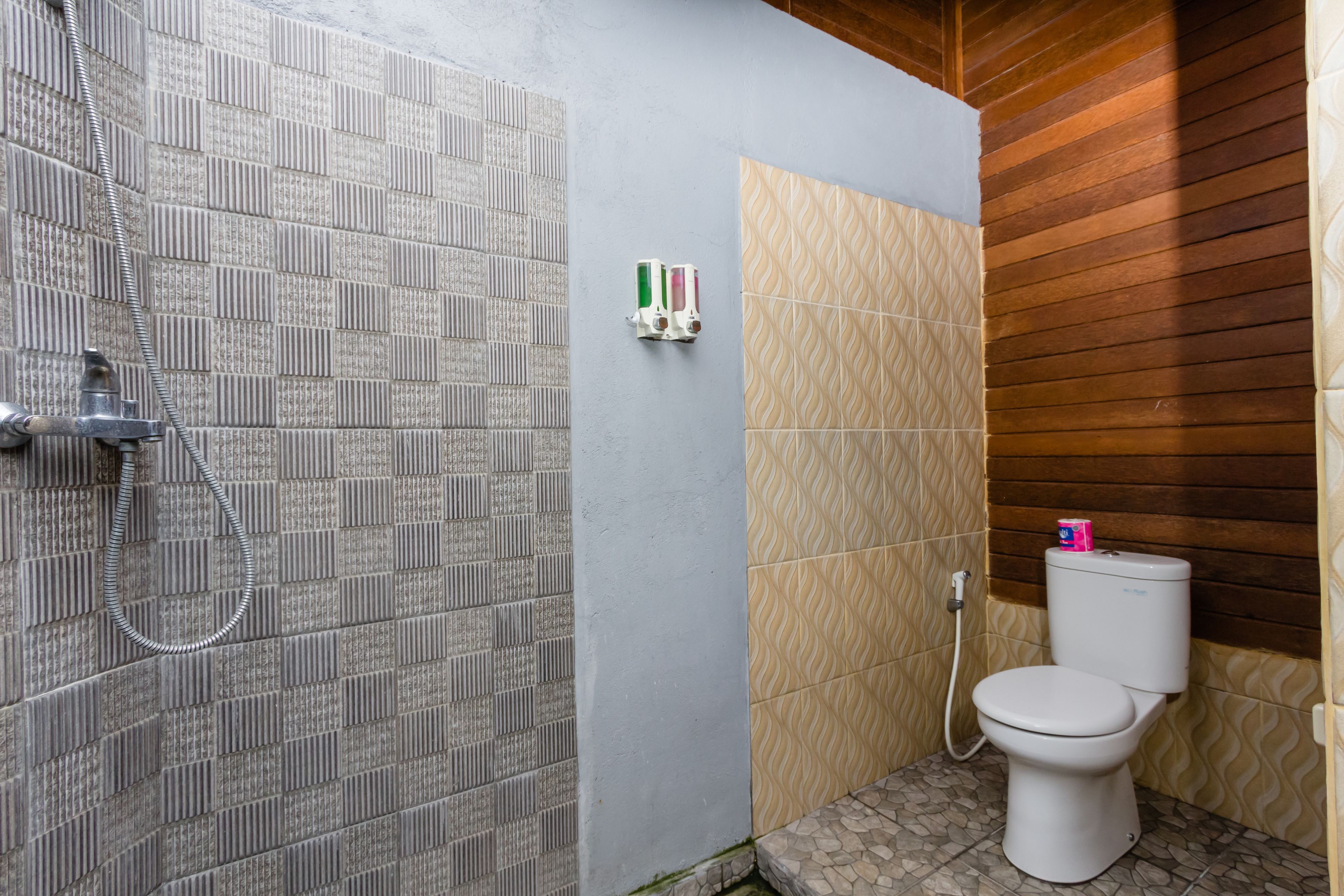 shower, rainfall showerhead, free toiletries, bidet