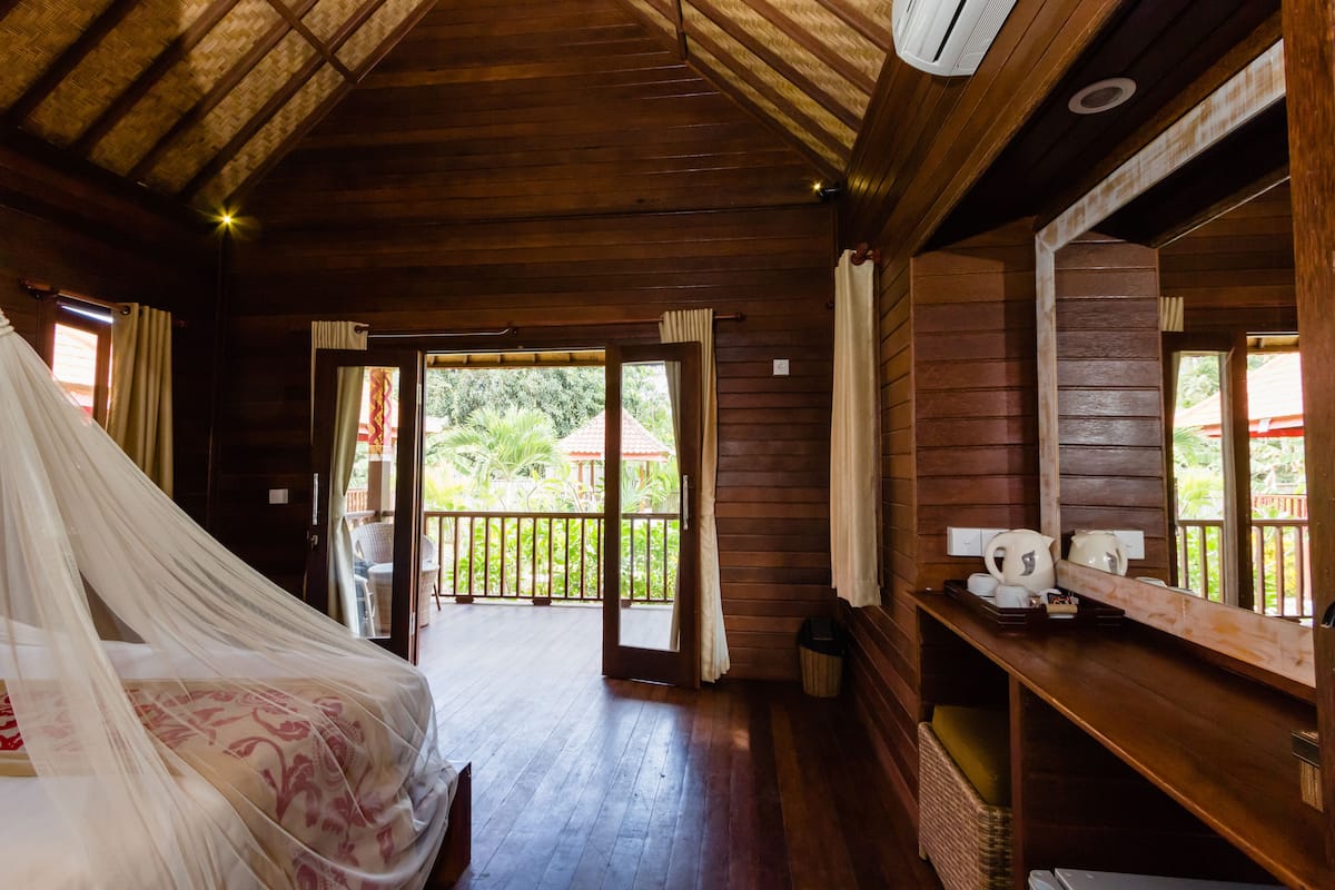 deluxe cottages pool view | premium bedding, minibar, in-room safe, desk