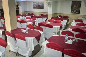 S'hi serveixen plats de cuina internacional 