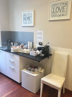 Fridge, coffee/tea maker