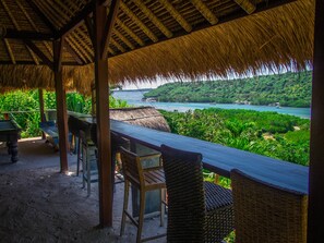 Bar (on property) - Twin Island Villas & Dive Resort (Lembongan Island)
