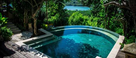 Piscine extérieure, chaises longues