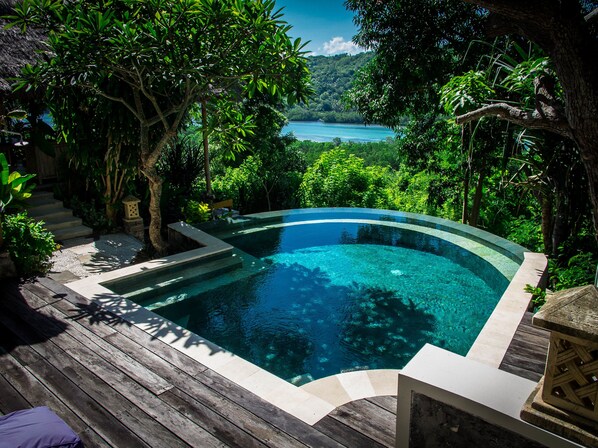 Outdoor pool, sun loungers - Twin Island Villas & Dive Resort (Lembongan Island)