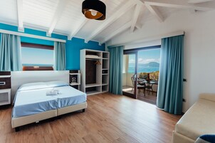 高级双人房, 阳台, 海景 | 迷你吧、客房内保险箱、床单