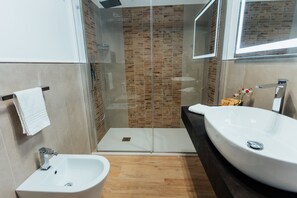 Buồng tắm vòi sen, đồ dùng nhà tắm miễn phí, máy sấy tóc