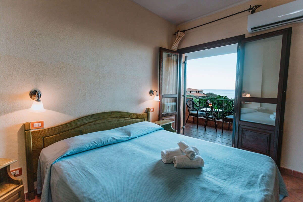Minibar, in-room safe, bed sheets