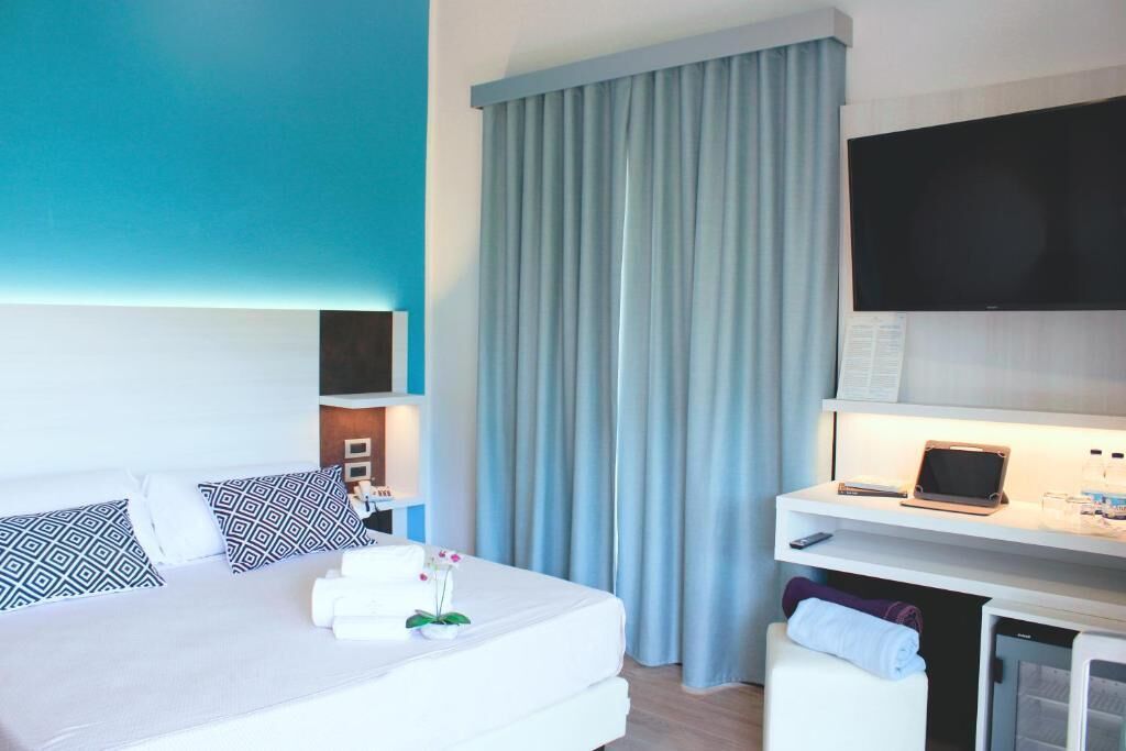 Minibar, in-room safe, bed sheets