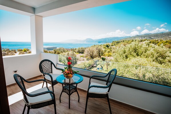 Superior Double Room, Balcony, Sea View | Minibar, in-room safe, bed sheets