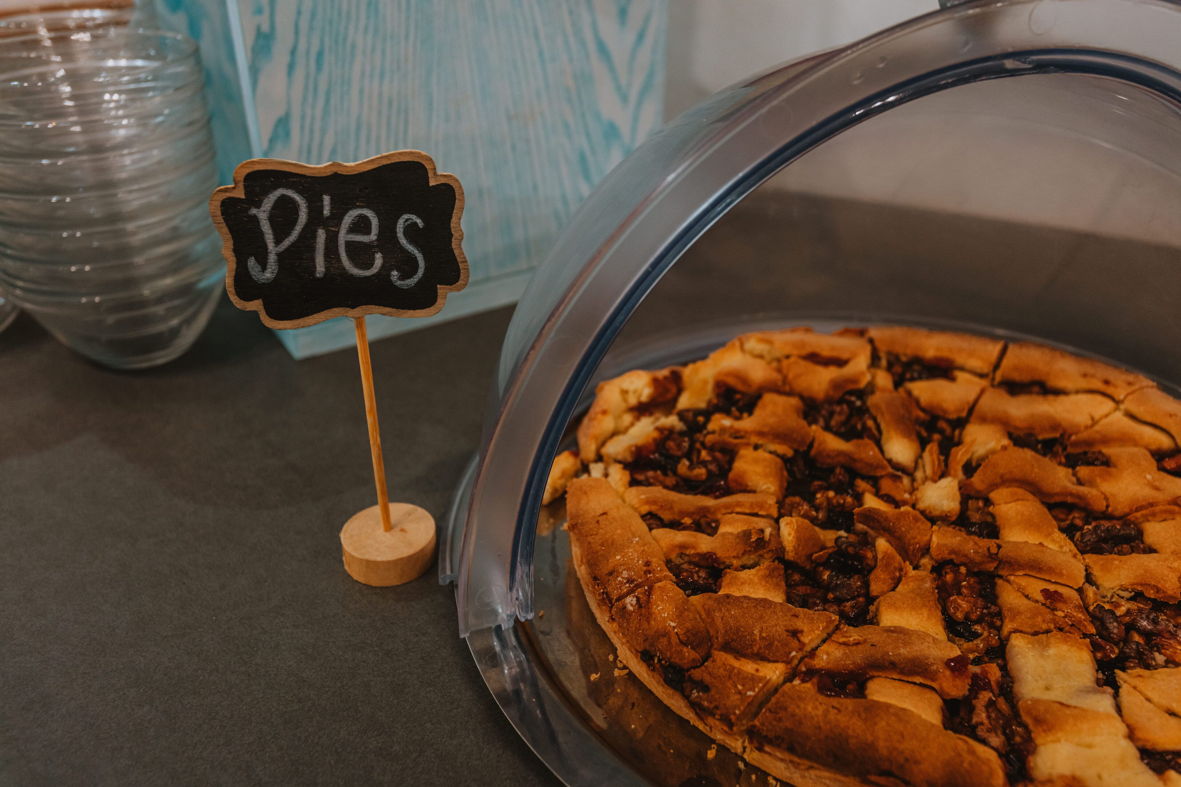 Exhibición de pies en un escaparate de vidrio, con un letrero que dice 'pies'.