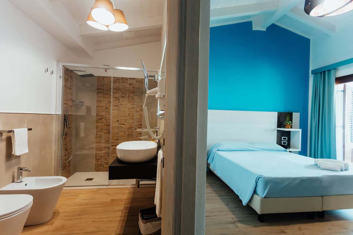 Superior Room | Minibar, in-room safe, bed sheets
