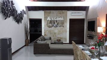 Villa, 2 habitaciones, piscina privada | Zona de estar | Una televisión LCD, un reproductor de DVD