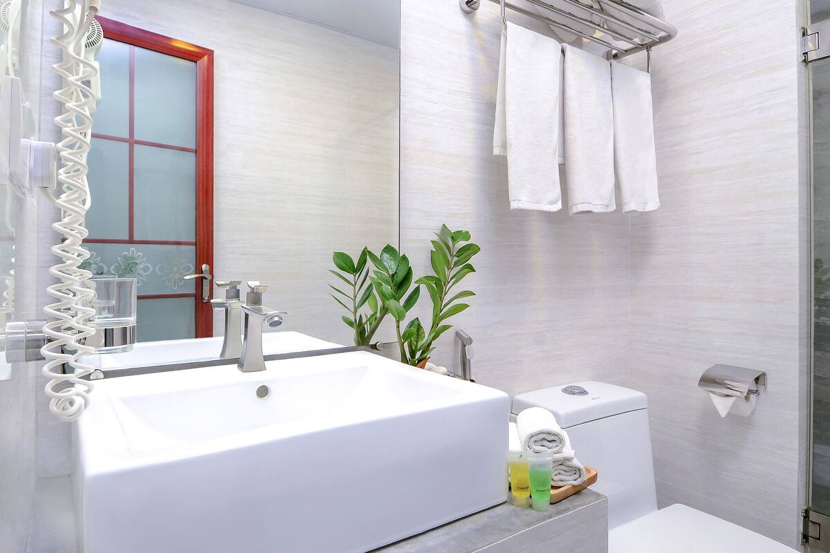 deluxe queen room | bathroom | shower, free toiletries, hair dryer, towels