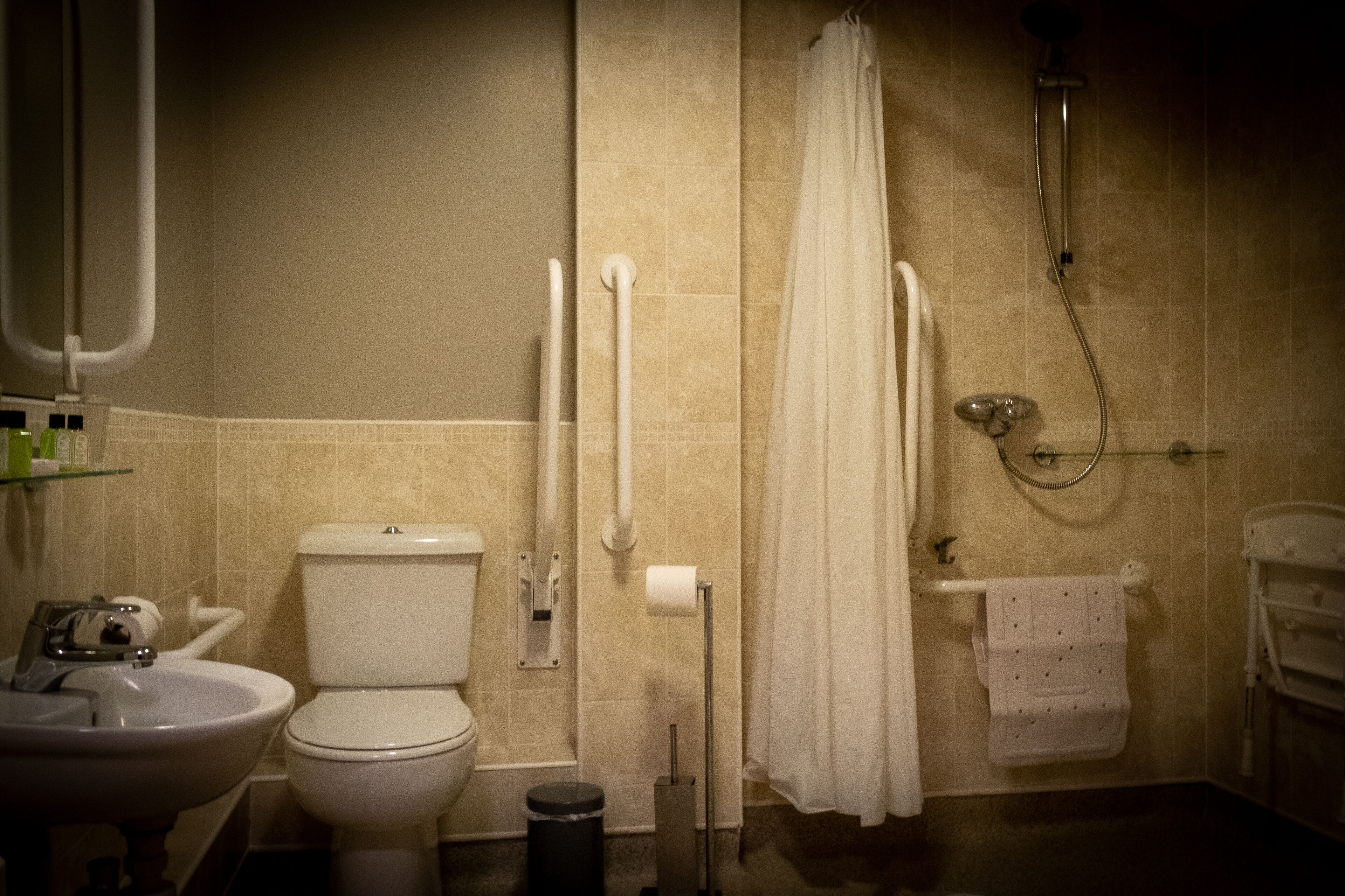 twin room, accessible | bathroom | free toiletries, hair dryer, towels