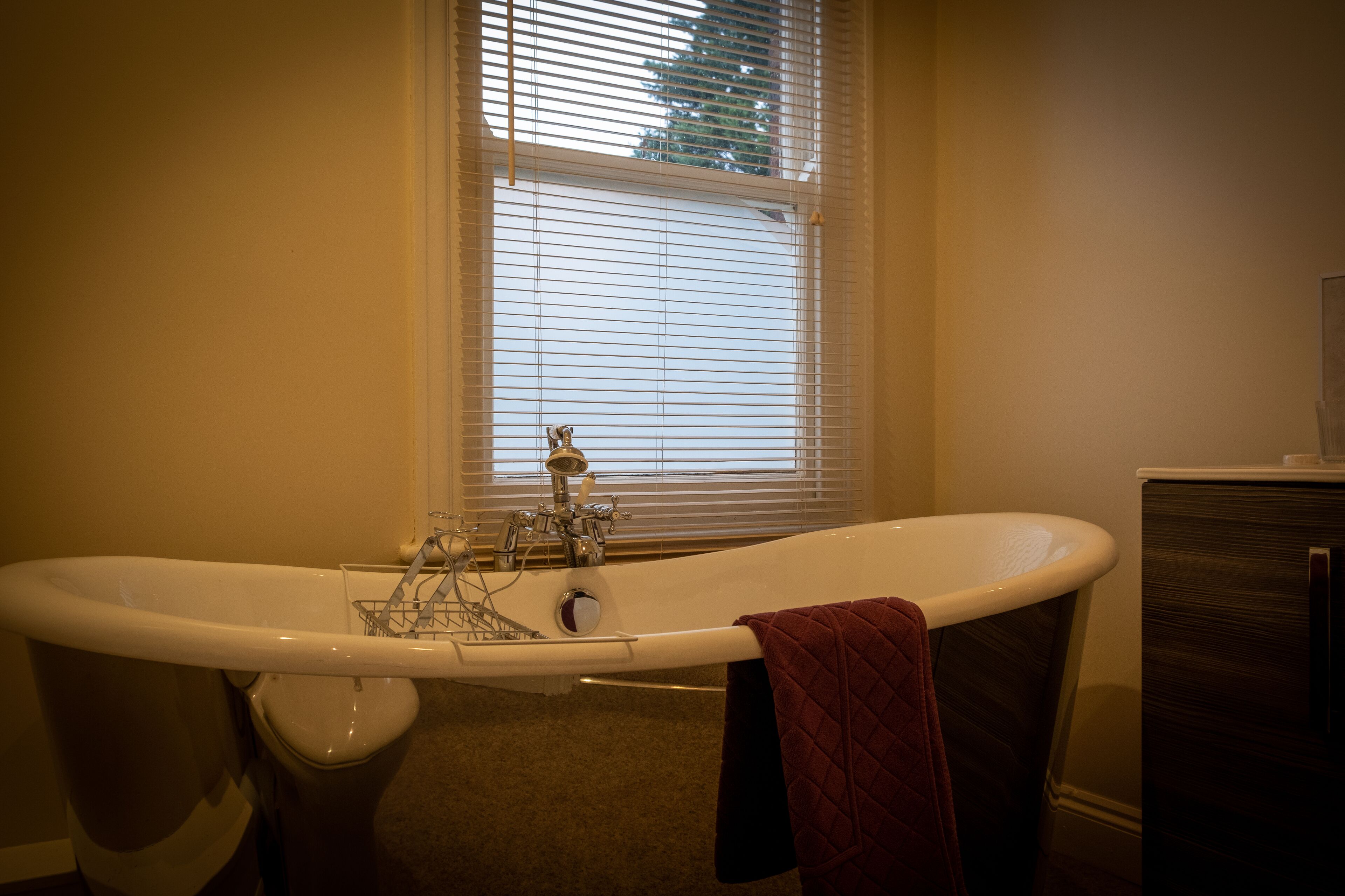 Kamar Double Klasik, bathtub | Kamar mandi | Perlengkapan mandi gratis, pengering rambut,  dan handuk