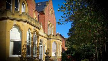 Mặt tiền nơi lưu trú