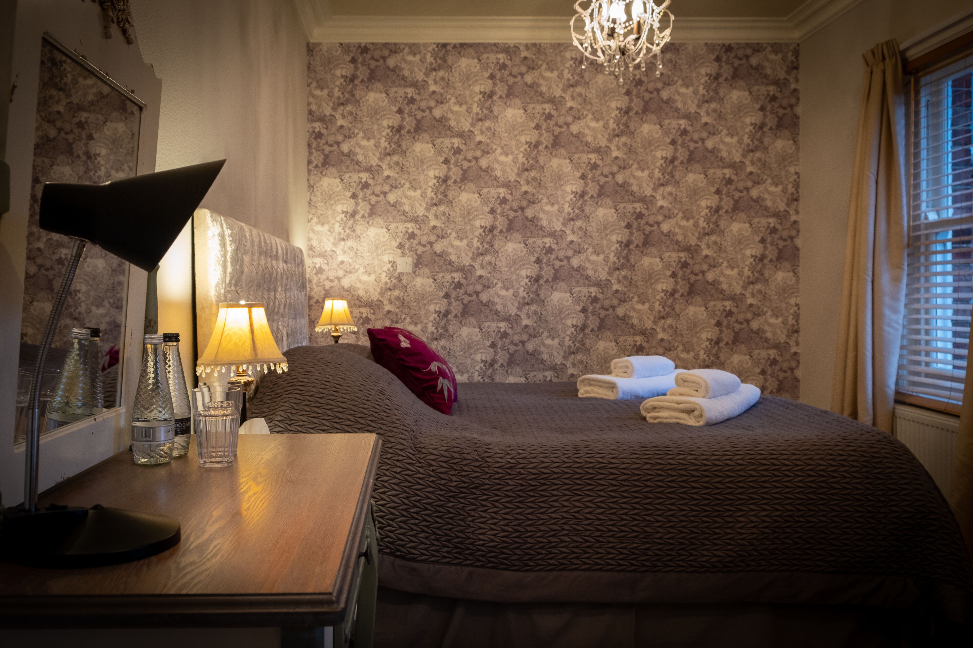 classic double room, bathtub | desk, iron/ironing board, free wifi, bed sheets