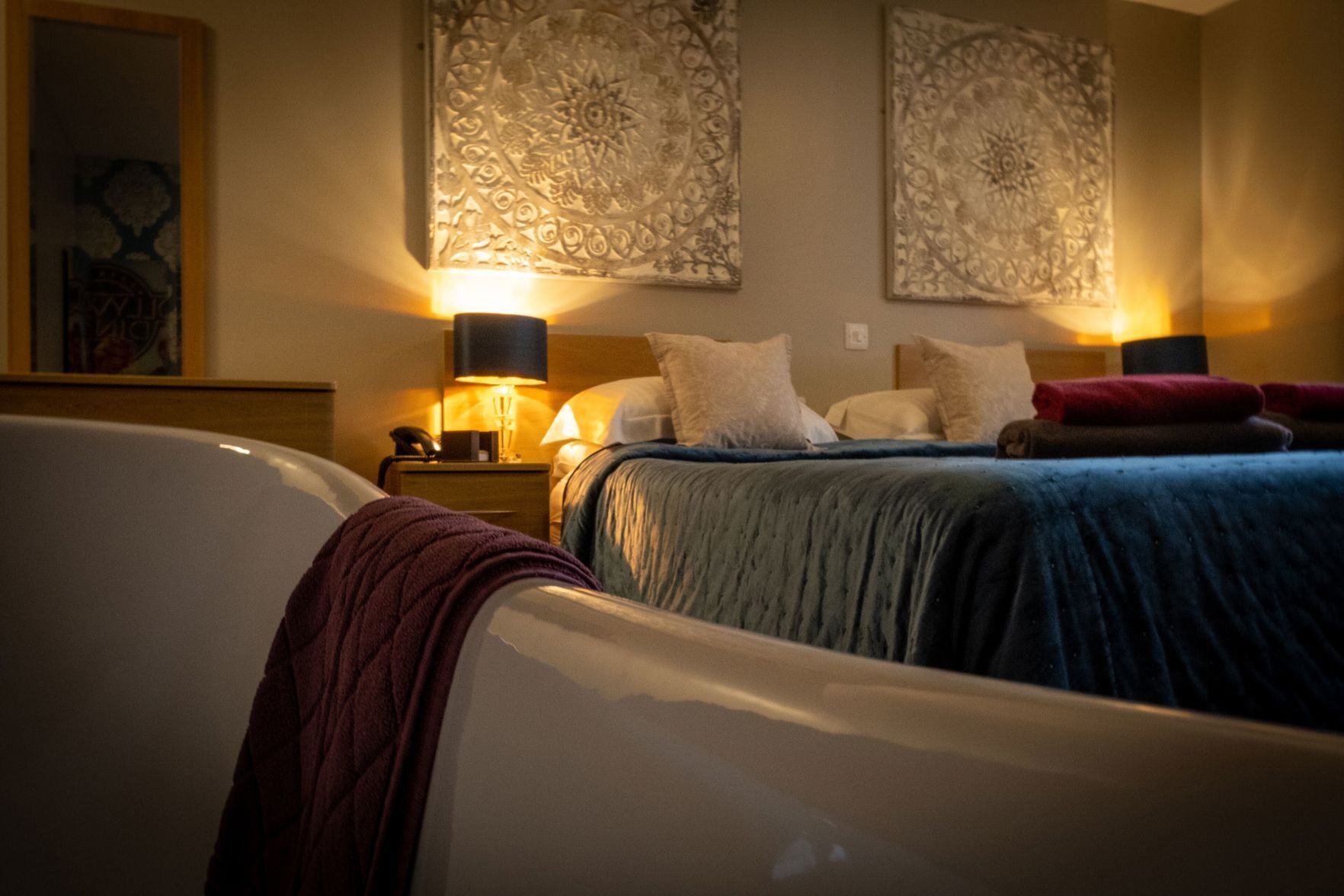 Escritorio, tabla de planchar con plancha, wifi gratis y ropa de cama 
