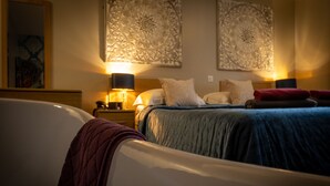 Een slaapkamer met twee bedden, een nachtkastje en wanddecoratie.