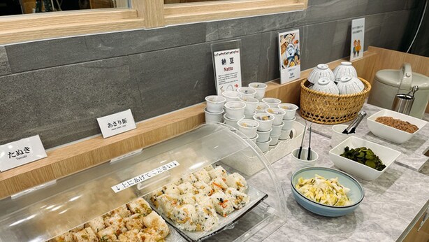 Un área de bufé con diferentes alimentos y acompañamientos.