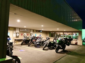 Parking sans voiturier (500 JPY par nuit)