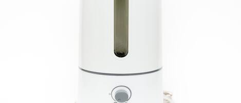 Calentador portátil blanco con un dial de control y cable de alimentación.
