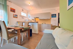 Panoraamahuoneisto, 2 makuuhuonetta, parveke, merinäköala | Oleskelualue | LCD-televisio