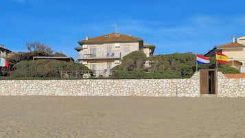 Trên bãi biển, dù trên bãi biển, lặn với ống thở, câu cá