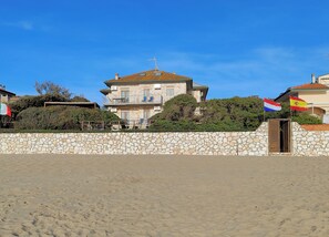On the beach, beach umbrellas, snorkeling, fishing - Sea view and ground floor Apartments le Dune (San Vincenzo)