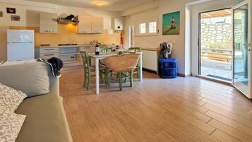 Appartement Confort, 2 chambres, patio, rez-de-chaussée | Coin séjour