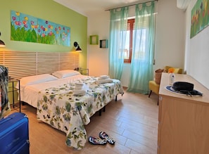 Decoración personalizada, escritorio, cunas y wifi gratis