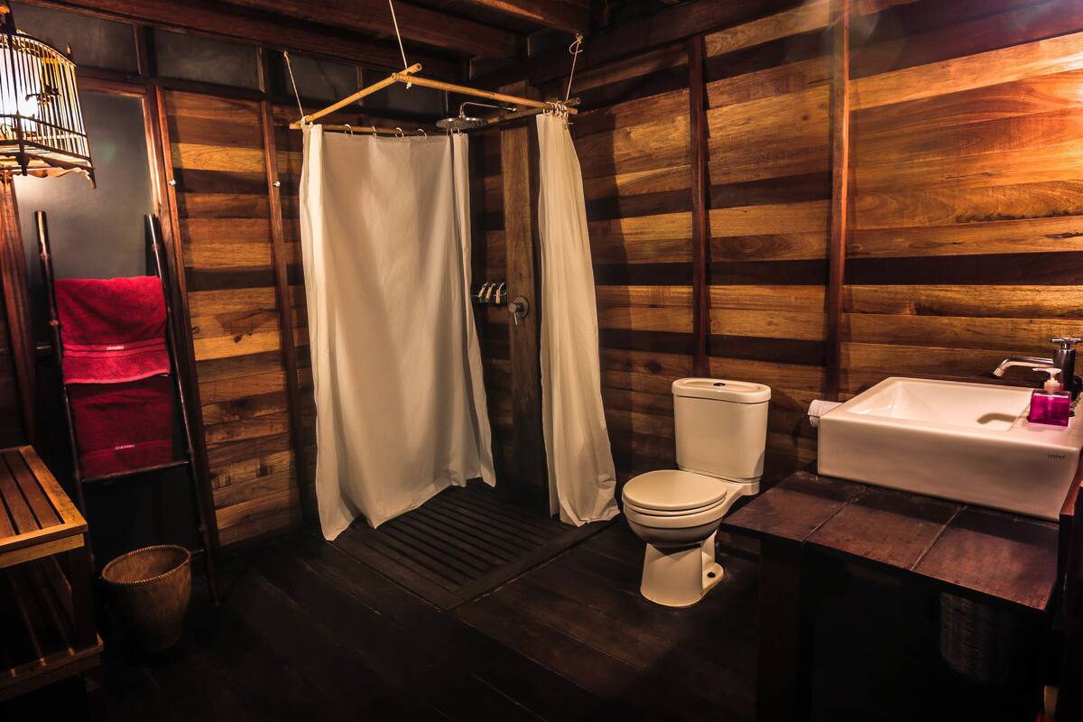 shower, rainfall showerhead, free toiletries, bidet