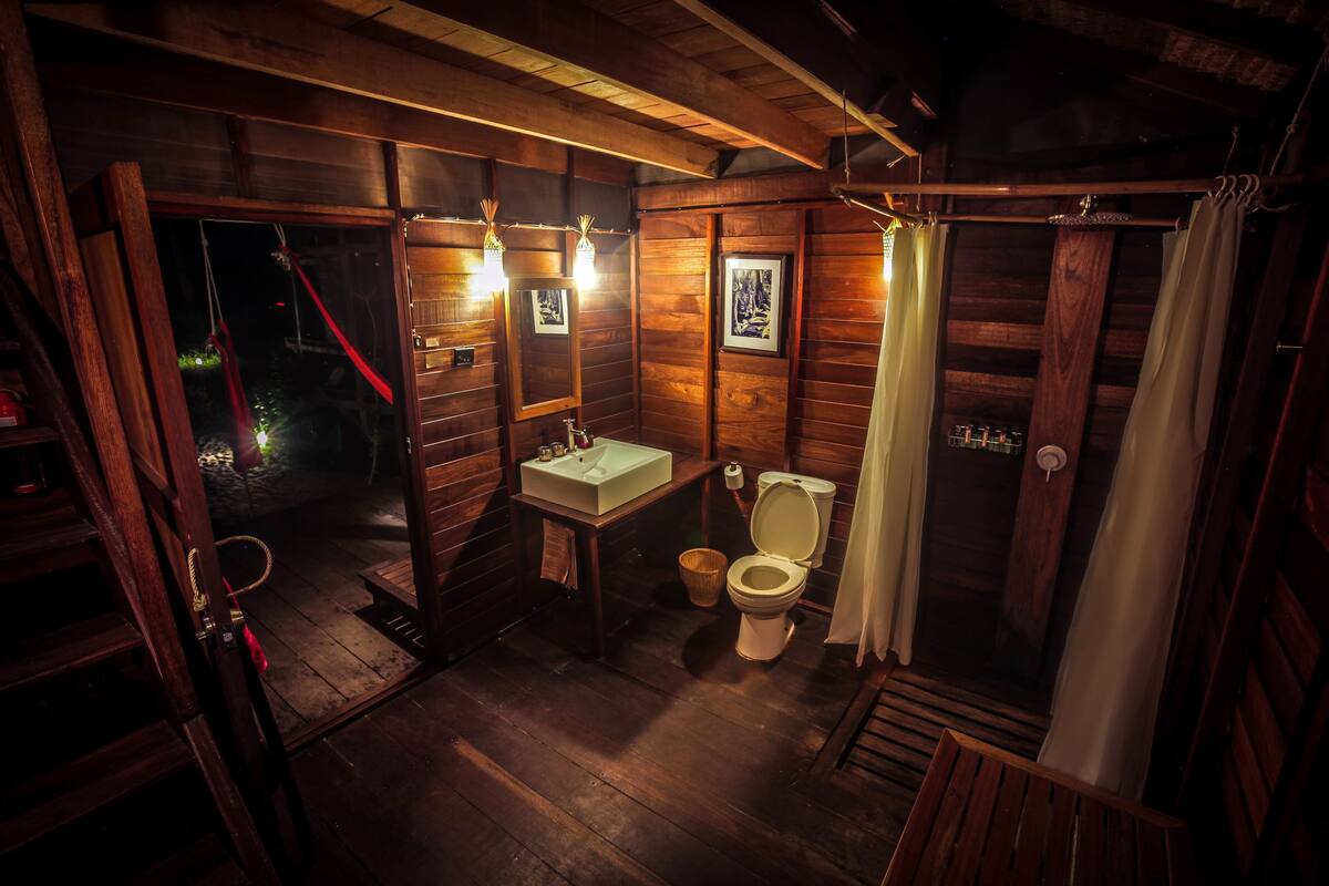 shower, rainfall showerhead, free toiletries, bidet