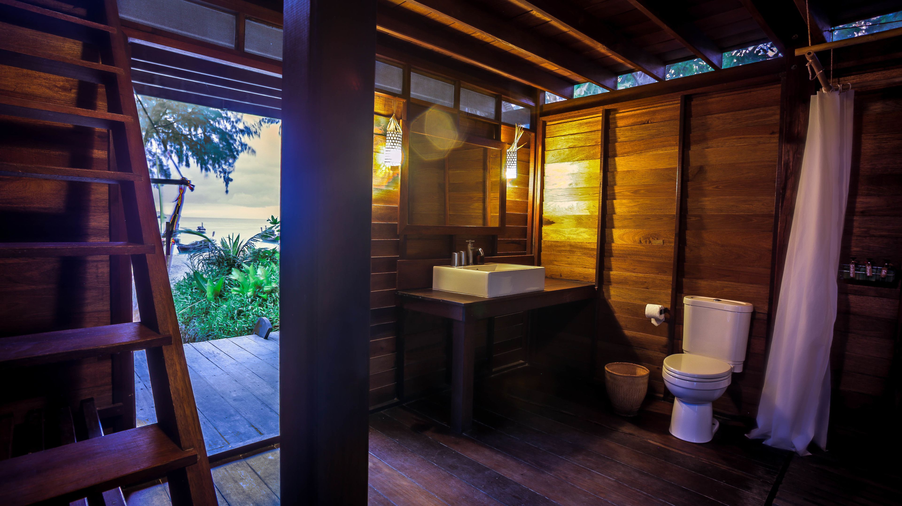 shower, rainfall showerhead, free toiletries, bidet