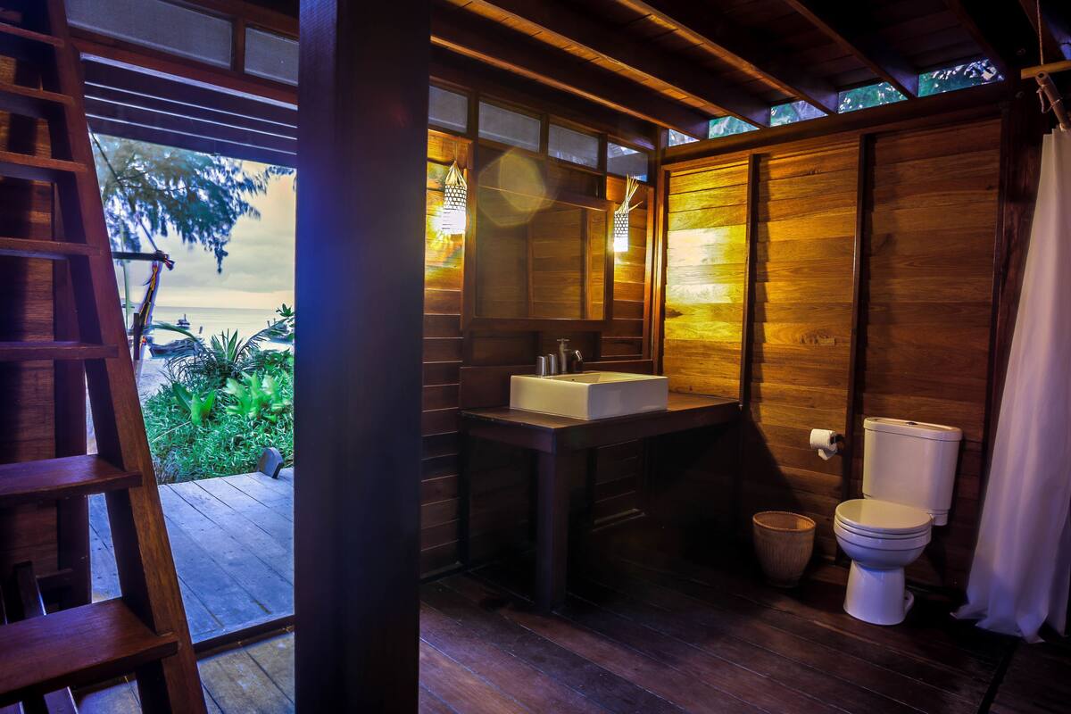 shower, rainfall showerhead, free toiletries, bidet