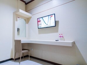 Desk, free WiFi - Lily Guest House (Malang)