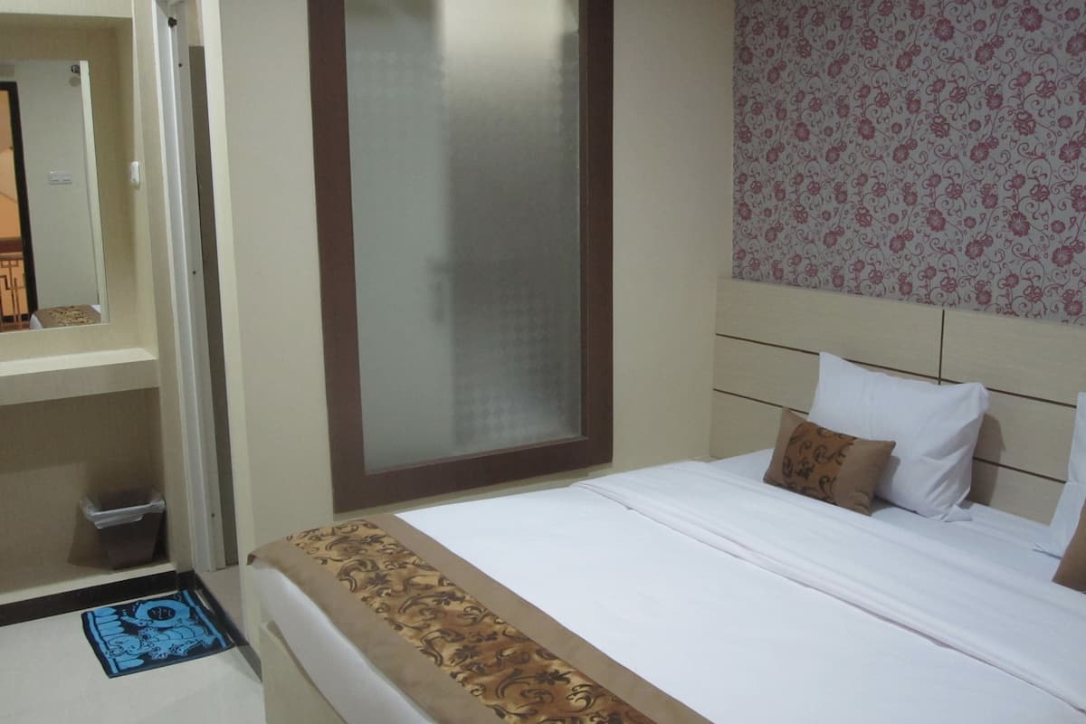 Standard Double Room | Desk, WiFi (free)