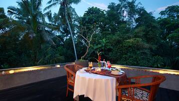 2 Bedrooms Suite Pool Villa | In-room dining