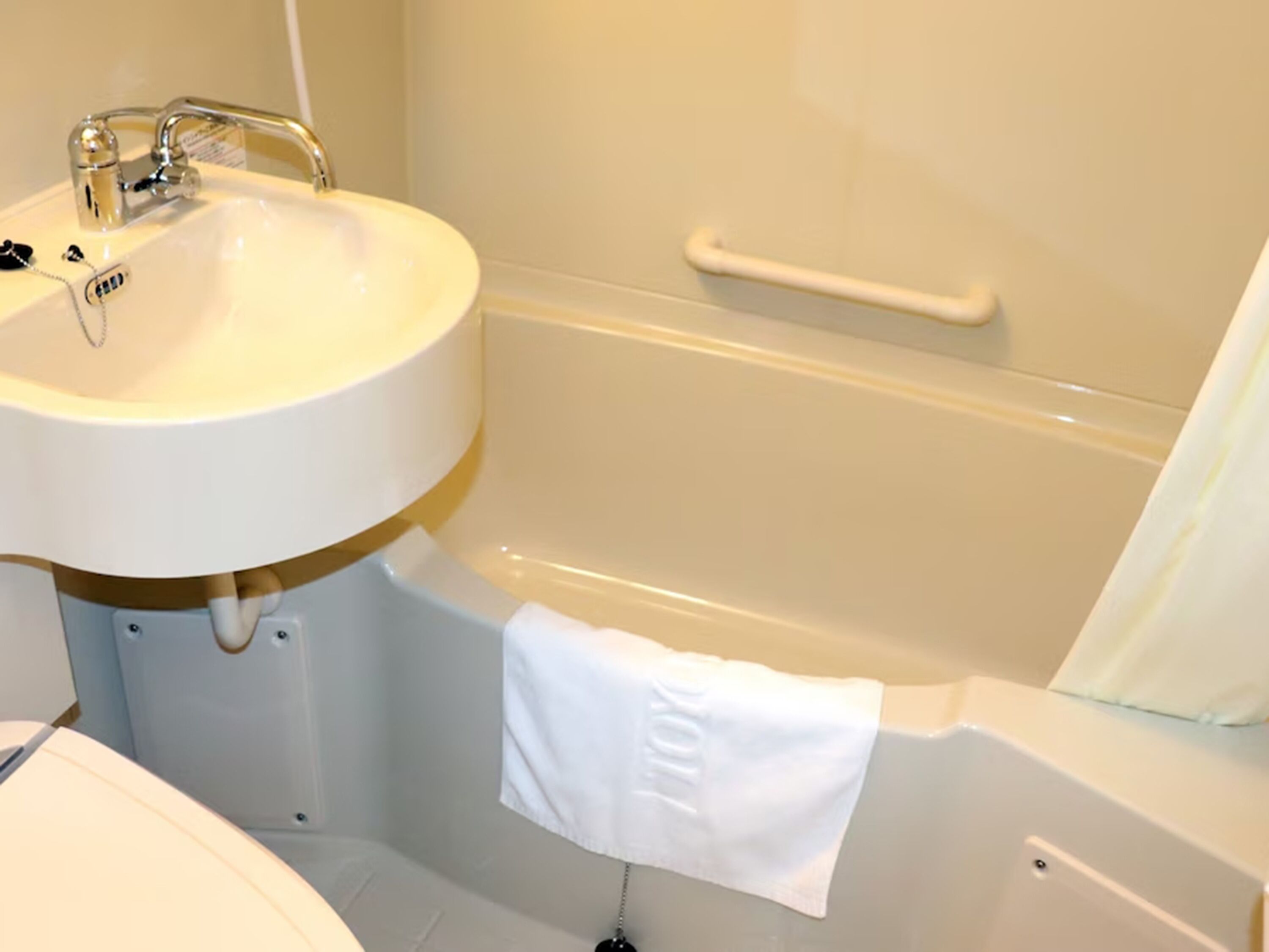 combined shower/bathtub, deep-soaking bathtub, free toiletries