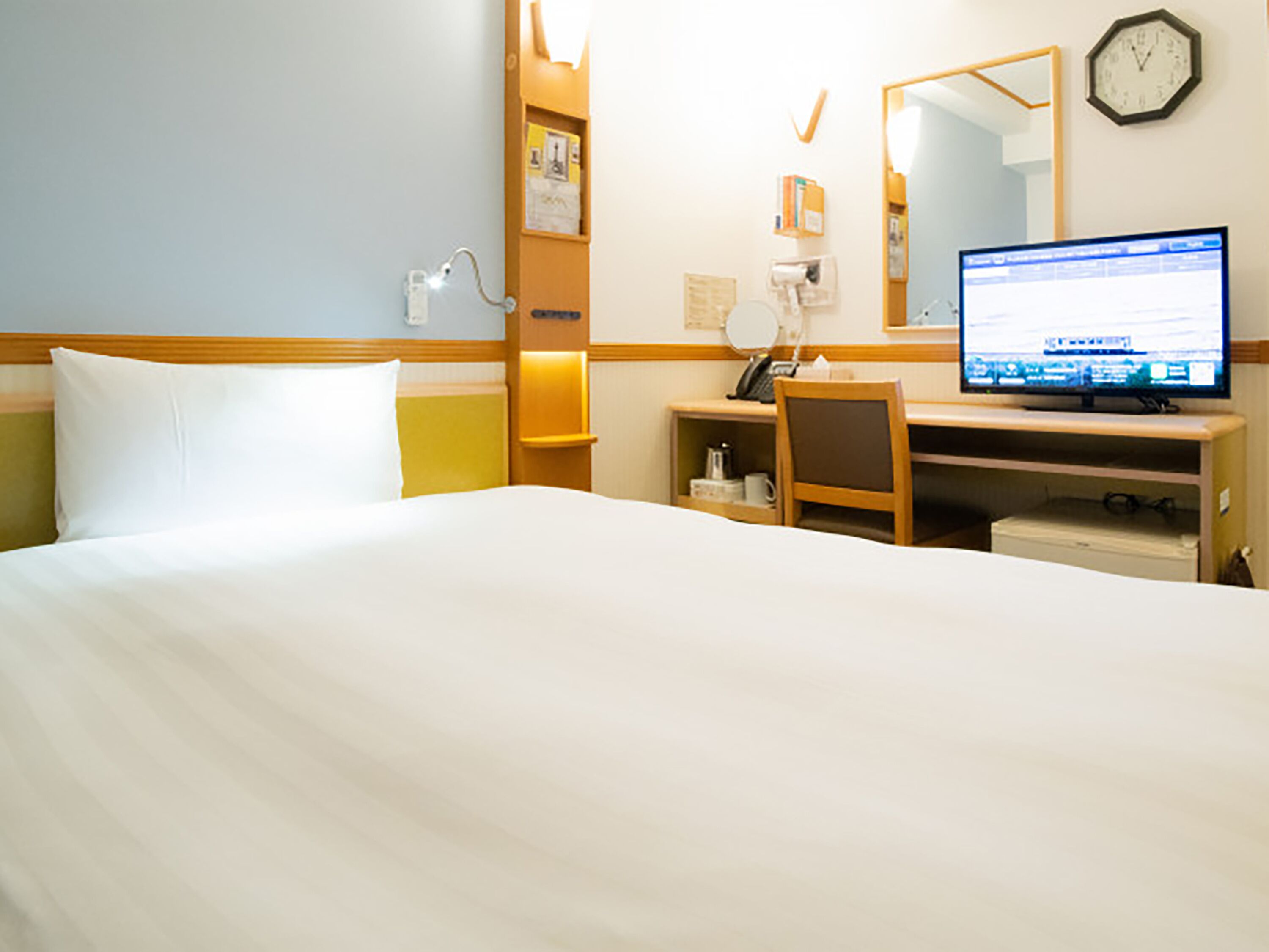 Skrivebord for bærbar PC, wi-fi (inkludert) og sengetøy