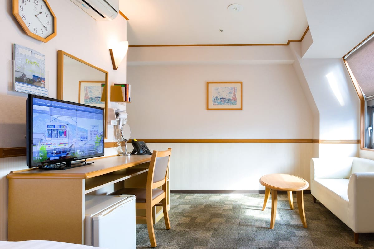 laptop workspace, free wifi, bed sheets