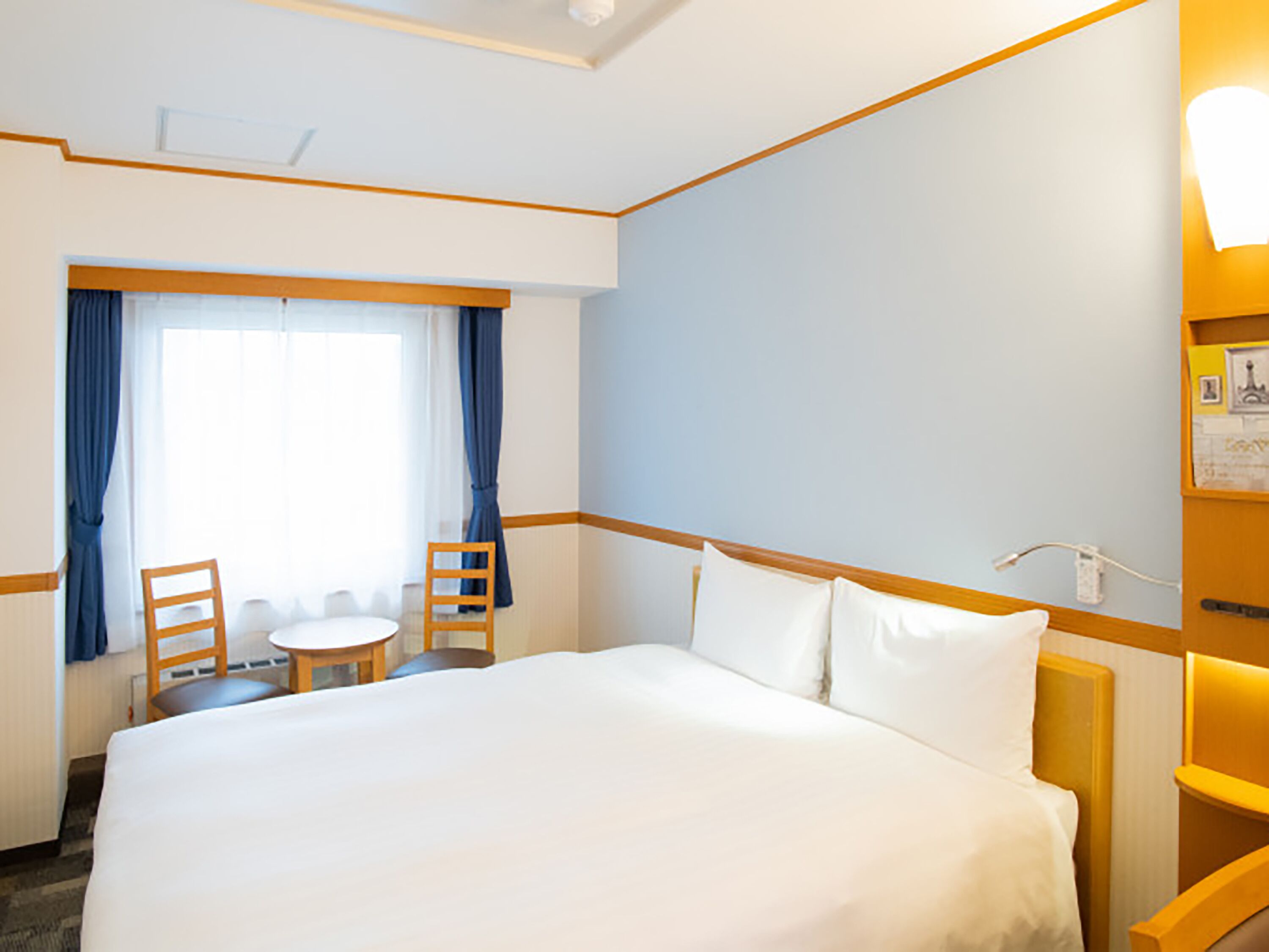 Laptop workspace, free WiFi, bed sheets