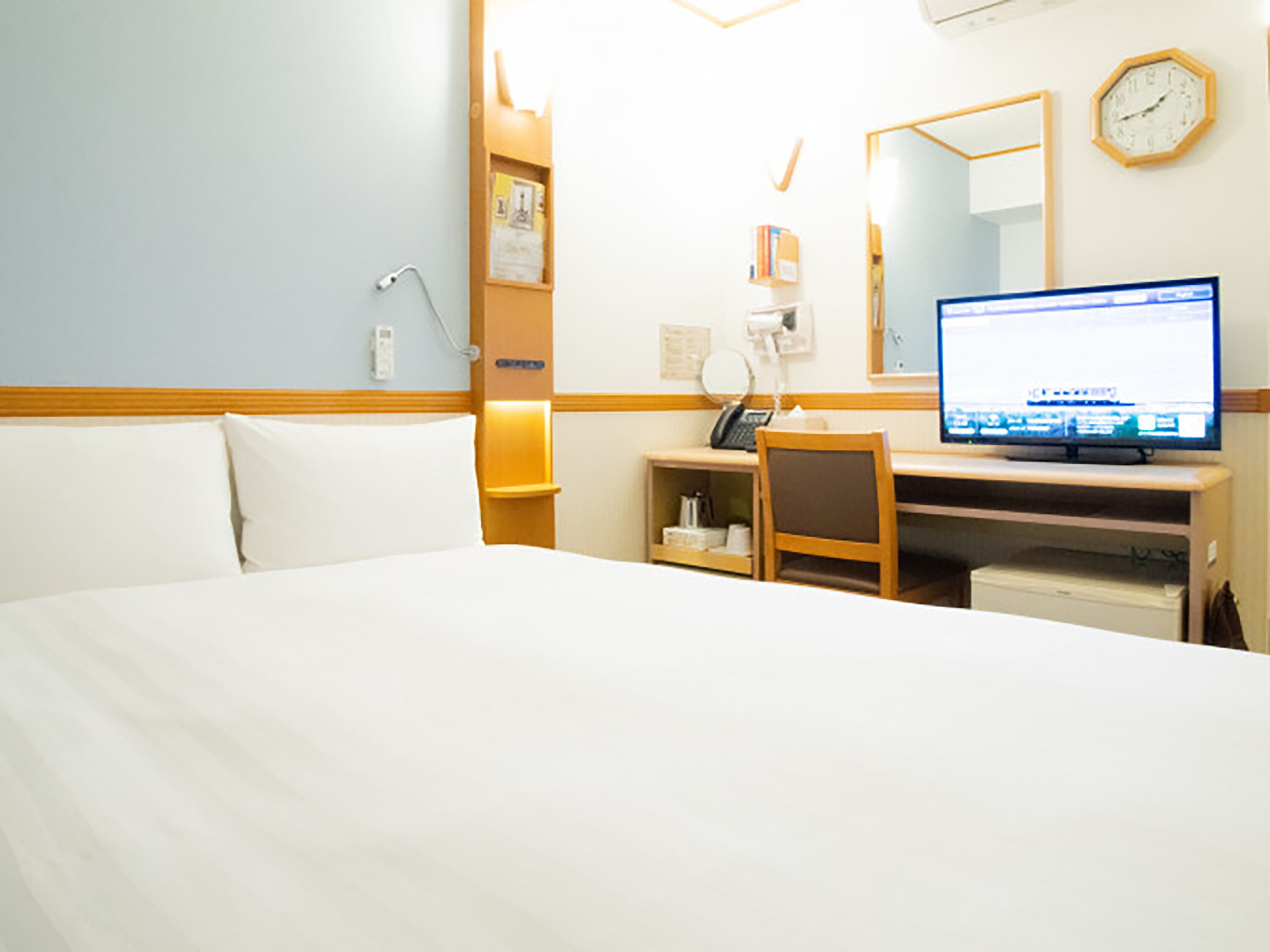 Skrivebord for bærbar PC, wi-fi (inkludert) og sengetøy