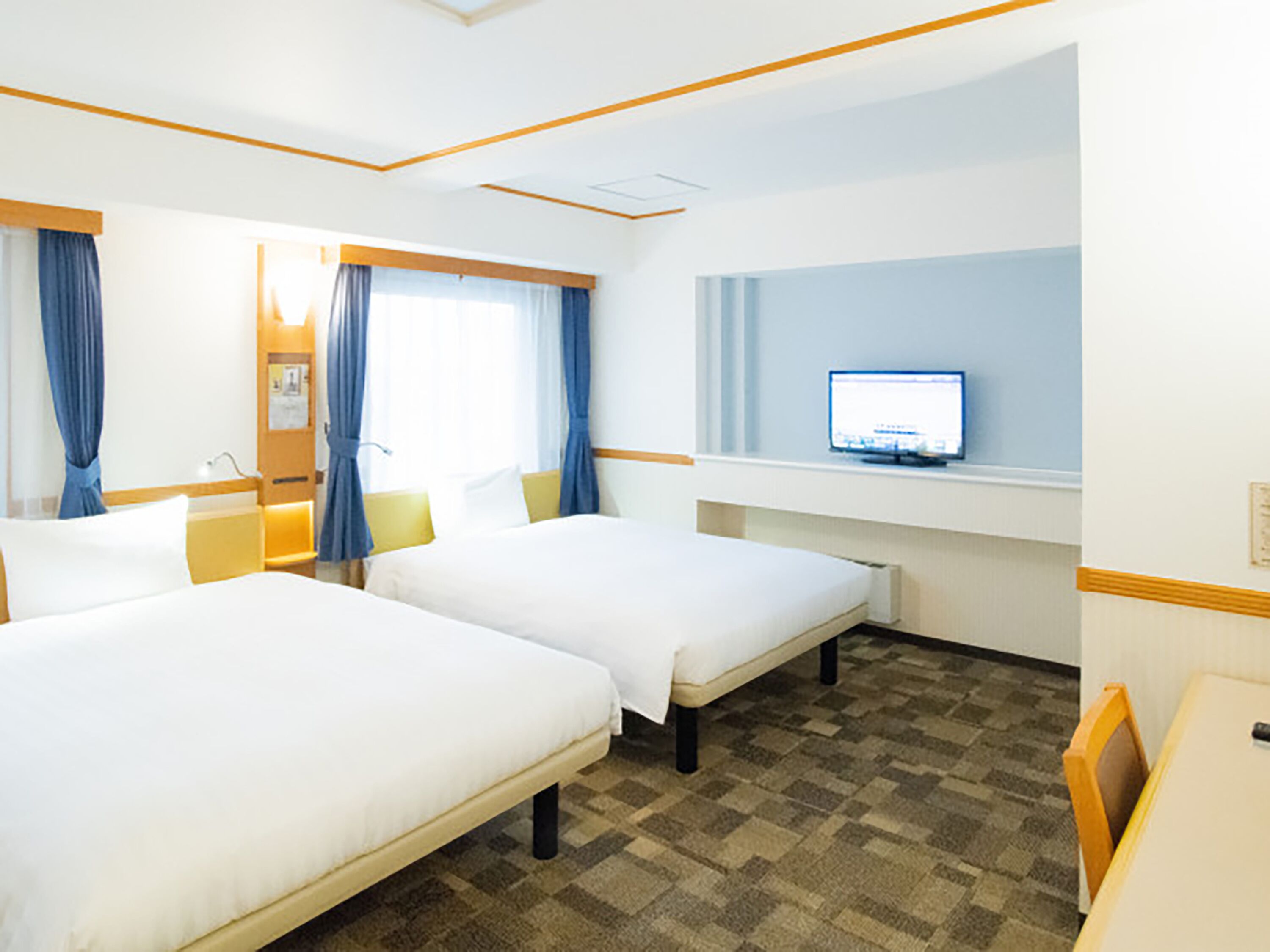 Skrivebord for bærbar PC, wi-fi (inkludert) og sengetøy